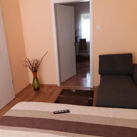 Ezuestfenyo Vendeghaz *