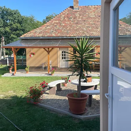 Ezuestfenyo Vendeghaz Guest house